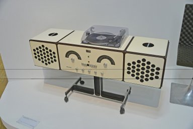 Hi-fi Stereo with Radio, Model rr 126