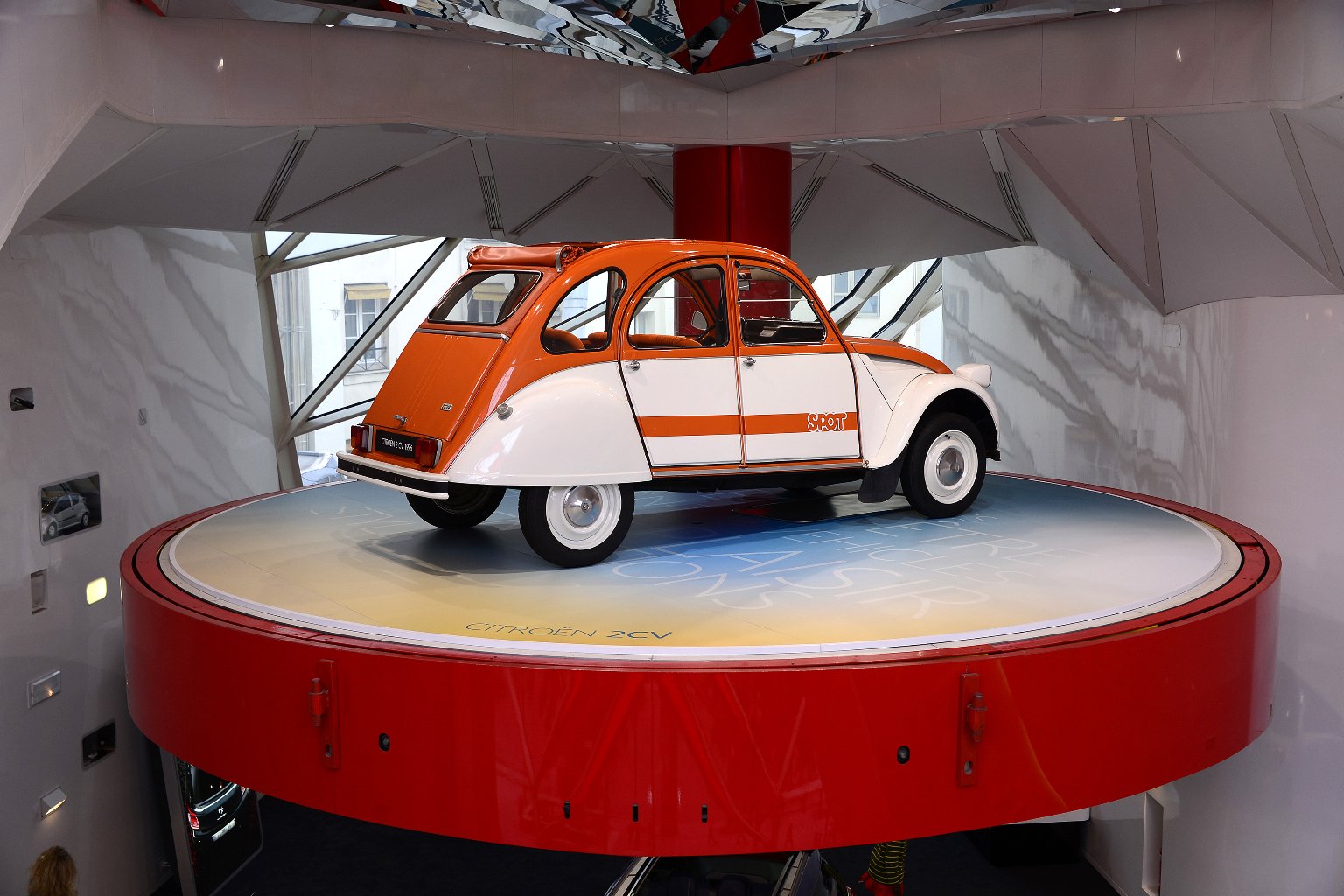 C42: Citroën Showroom